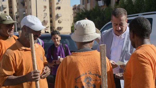 محافظ بورسعيد : يؤكد أهمية الدور الحيوي لعمال النظافة .. ويوزع كوبونات مواد غذائية عليهم
