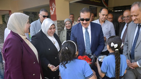 محافظ بورسعيد يشدد على الانضباط والالتزام وانتظام العملية التعليمية داخل مدرسة قاسم أمين
