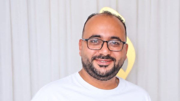 الكلاب الضالة تتسبب في وفاة شاب بورسعيدي.. وأسرته تكشف تفاصيل سقوطه أثناء الهروب منها