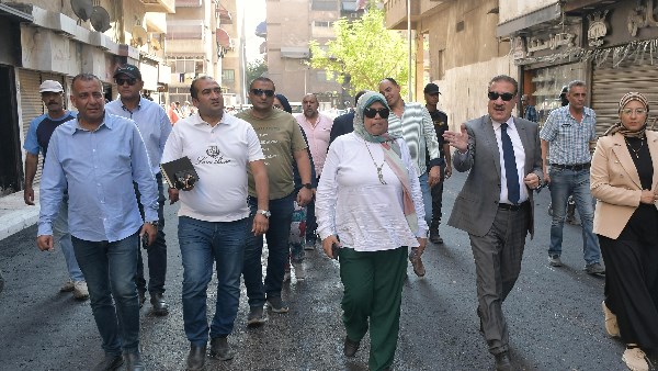 نهو أعمال الطبقة الأسفلتية بأرض العزب بعد استكمال شبكة متكاملة لبلاعات الأمطار