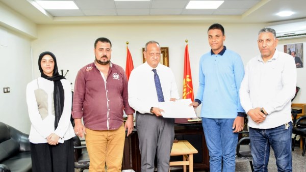 وكيل تعليم بورسعيد يكرّم الطالب "زياد" النموذج المشرف للأمانة والخلق النبيل