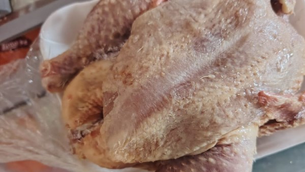 ضبط دواجن غير صالحة وتغير بالخواص الطبيعية داخل مطعم بزهور بورسعيد 