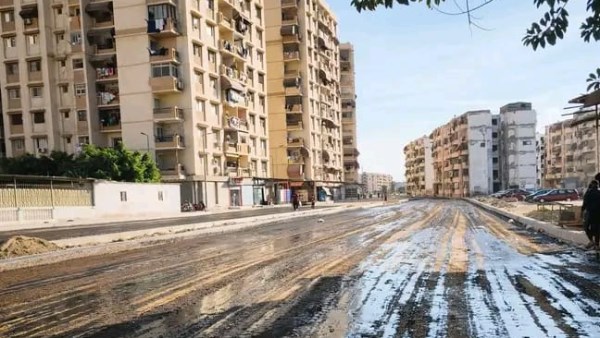 بدء فرش طبقة السن ودكّها تمهيدًا للرصف بامتداد شارع ستالينجراد،