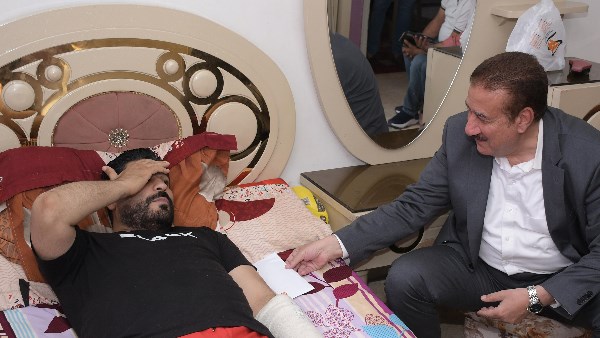 محافظ بورسعيد يستدعي طبيبَي جراحة وعظام للكشف الفوري على المصابين ويوجه باستكمال الرعاية الطبية
