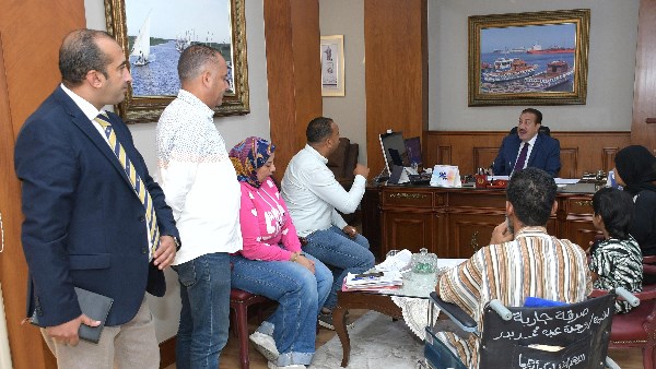 إصابة بالغة إثر سقوط بلدورات على قدميه.. والمحافظ يستقبل العامل بمكتبه ويتواصل مع الشركة لإنهاء مستحقاته