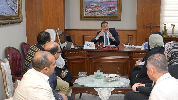 أبو ليمون يصرف مساعدات مالية للأسر المستحقة خلال اللقاء .. ويقرر إعفاء عدد من طلاب المدارس والكليات 