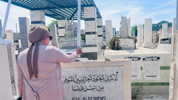 بنفسها فوق الأنقاض.. رئيس حي غرب بورسعيد تنتفض لحماية "مقبرة الجنود الجزائريين" 