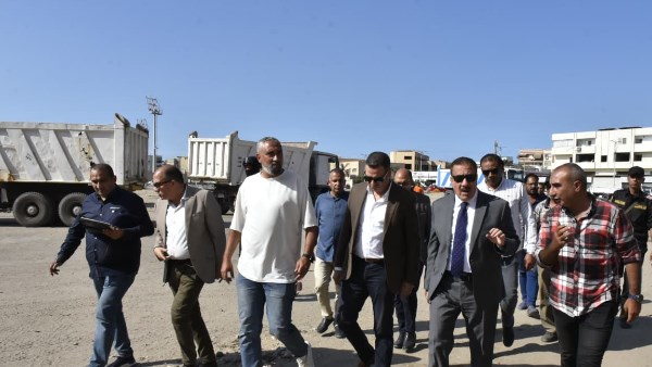 محافظ بورسعيد يتابع أعمال رفع تراكمات الرتش بمنطقة الرحاب بحي الضواحي و يتفقد سير أعمال تطوير مساكن الأمين الجديد