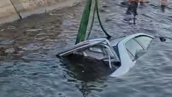 غرق سيارة ملاكي في مياه ترعة بالغربية