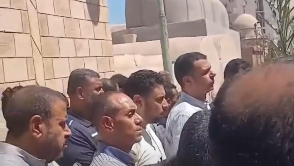 وداع بالدموع في جنازة والدة الكابتن أكرم عبد المجيد.. صور وداع بالدموع في جنازة والدة الكابتن أكرم عبد المجيد.. صور
