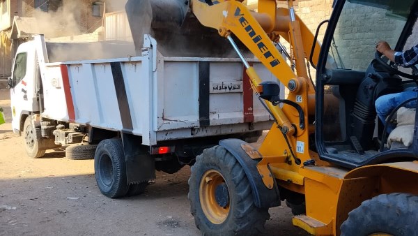 رفع تلال القمامة