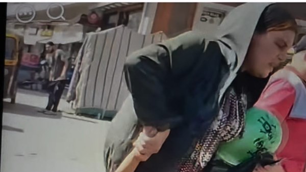 سيدة تصطحب طفله بميدان الشون بالمحلة 