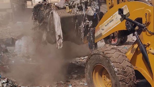 رفع تلال القمامة