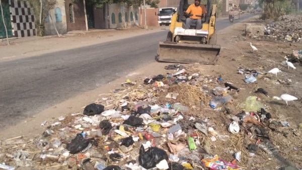 رفع تلال القمامة