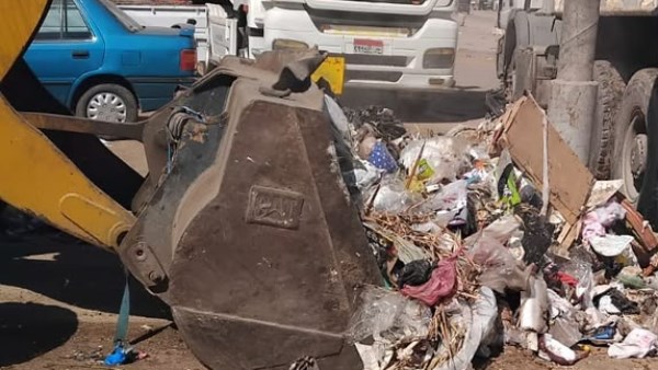 رفع تلال القمامة