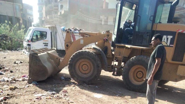 رفع تلال القمامة