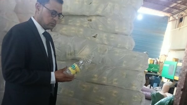 ضبط 30 ألف زجاجة مقلدة لعلامات تجارية شهيرة داخل مصنع بديرب نجم ضبط 30 ألف زجاجة مقلدة لعلامات تجارية شهيرة داخل مصنع بديرب نجم