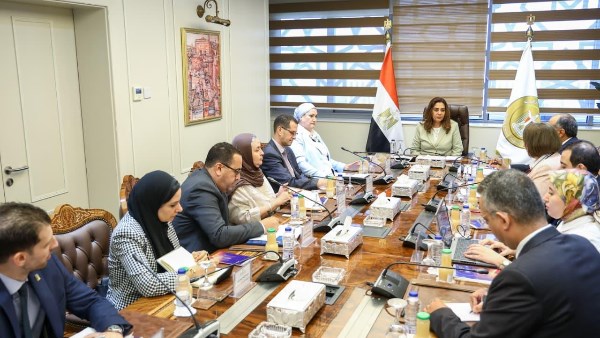 اجتماع وزيرة التنمية المحلية والبيئة 