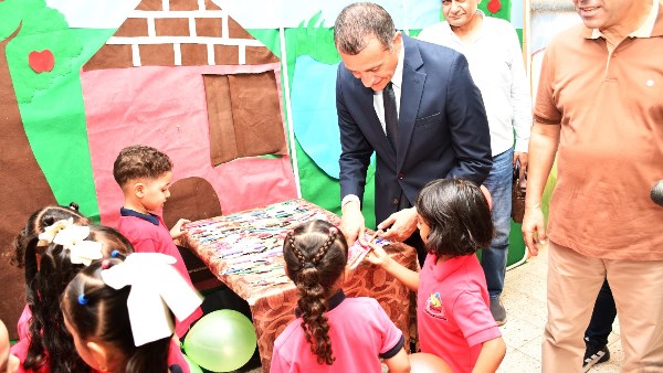 توزيع الحلوي