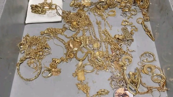 صورة من الضبطية بمطار القاهرة 