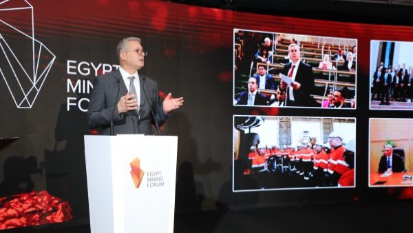 وزير البترول في جلسة سابقة لمؤتمر التعدين