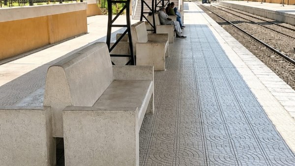  المقاعد المخصصة للركاب بمحطات السكك الحديدية