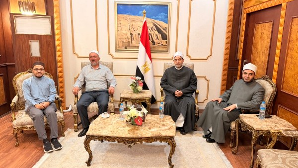 علماء ومفتون من سنغافورة وجورجيا وموزمبيق يصلون القاهرة