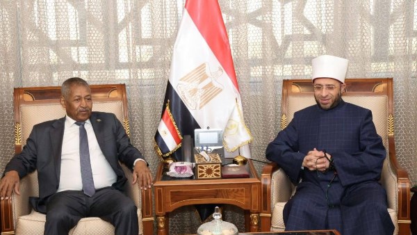وزير الأوقاف يستقبل سفير السودان