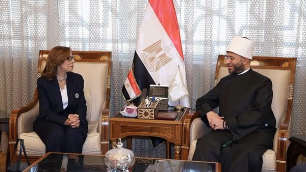 وزير الأوقاف يلتقي السفيرة أميرة فهمي