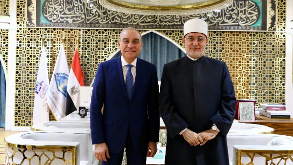 المفتي يستقبل أحد الضيوف المشاركين