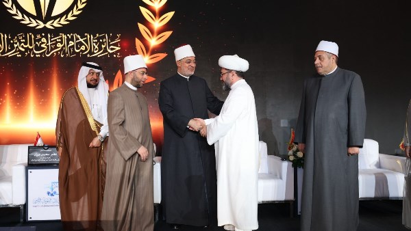 مفتي اوزبكستان أثناء استلام الجائزة