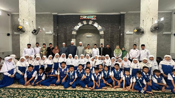 أمين عام «الأعلى للشئون الإسلامية» يزور مدرسة «استقلال»