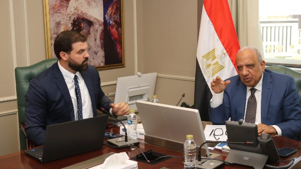 خلال الاجتماع