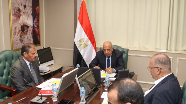 وزير الكهرباء خلال اللقاء
