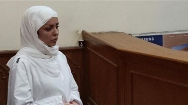 المتهمة مضيفة طيران  