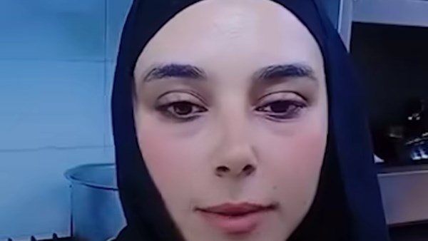 الأم 