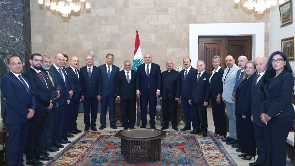 عون يتوسط وفد حركة لبنان الشباب 
