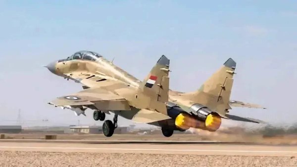الطيران اليمني يضرب تعزيزات حوثية متجهة إلى الوازعية