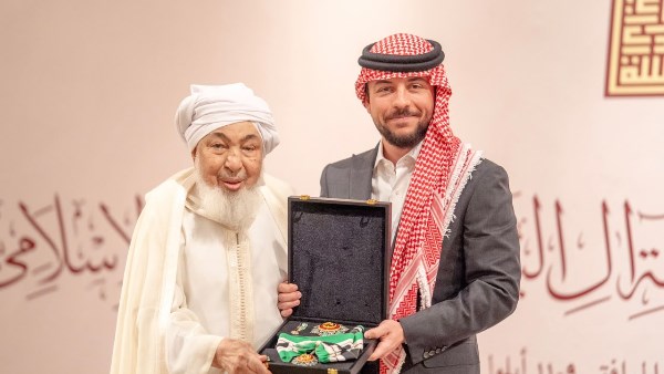 منح الشيخ عبدالله بن بيه وسام النهضة الاردني عالي الشأن من الدرجة الأولى