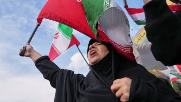 مسيرات حاشدة في طهران استعدادًا لاحتمالات تجدد الحرب واستعراض للطائرات المسيرة