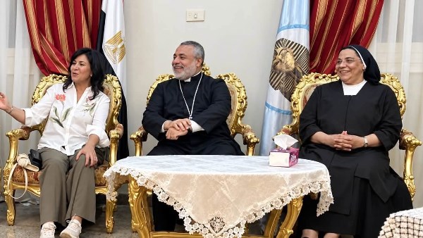 الأنبا عمانوئيل يستقبل الوزيرة نبيلة مكرم