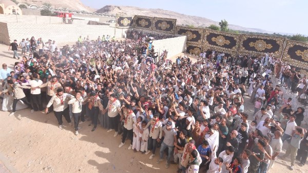 أهالي ملوي يملأون الطرقات لتحية قداسة البابا