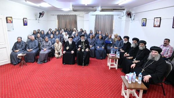 زيارة قداسة البابا لبيت المكرسات بملوي
