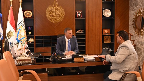 لقاء المحافظ مع مدير الرعاية الصحية 