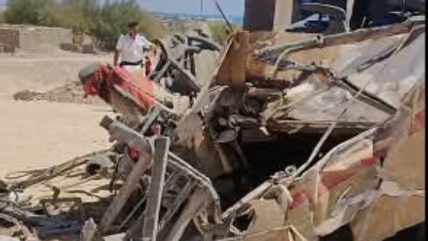 حطام الأتوبيس فى موقع الحادث 