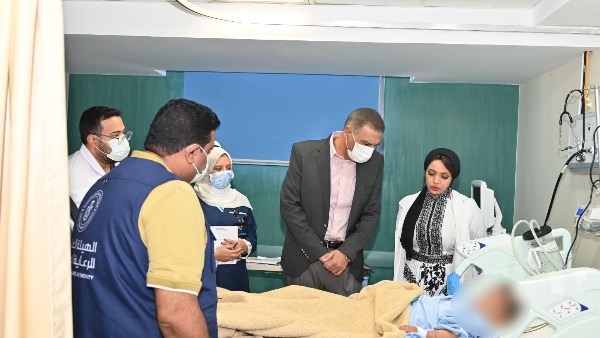 محافظ جنوب سيناء خلال زيارته المصابين 