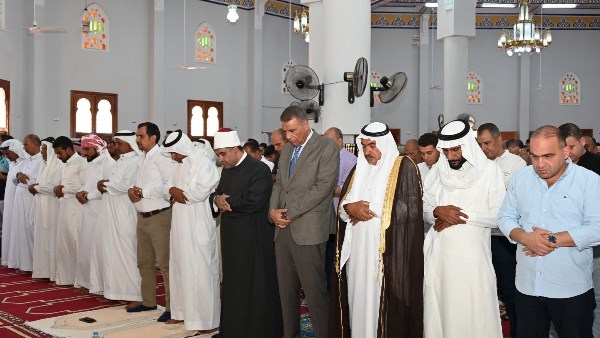 محافظ جنوب سيناء يؤدي صلاة الجمعة بنويبع