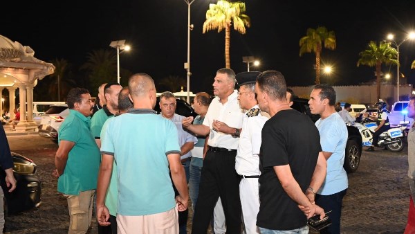 المحافظ خلال لقاء سائقي التاكسي 