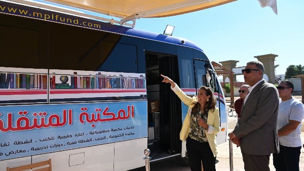 المحافظ خلال تفقد مكتبات مصر العامة 