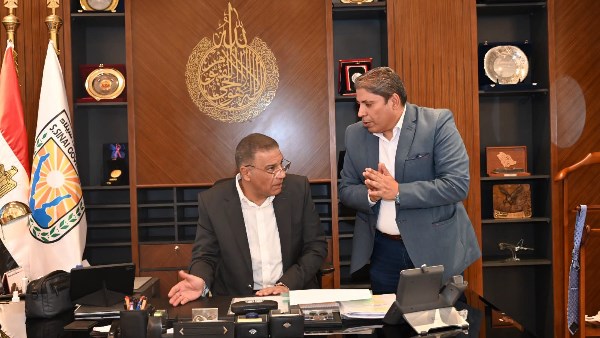 محافظ جنوب سيناء خلال استقبال مدير الابنية 